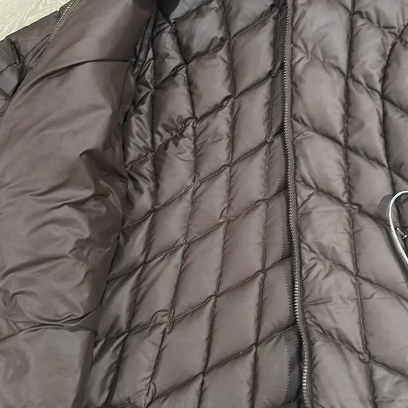 Patagonia Women’s Quilted Down Insulated Parka in Chevron Brown Jacket - Picture 5 of 10
